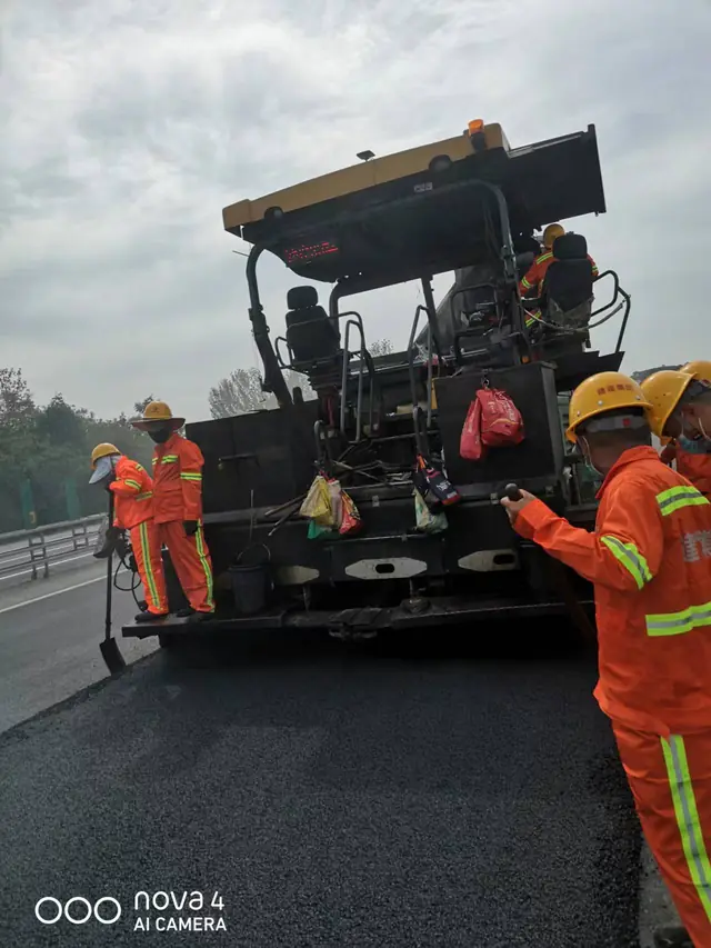 高速公路路面施工